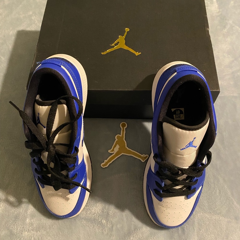 AIR JORDAN 1LOW(GS) size 6y - Picture 4 of 8
